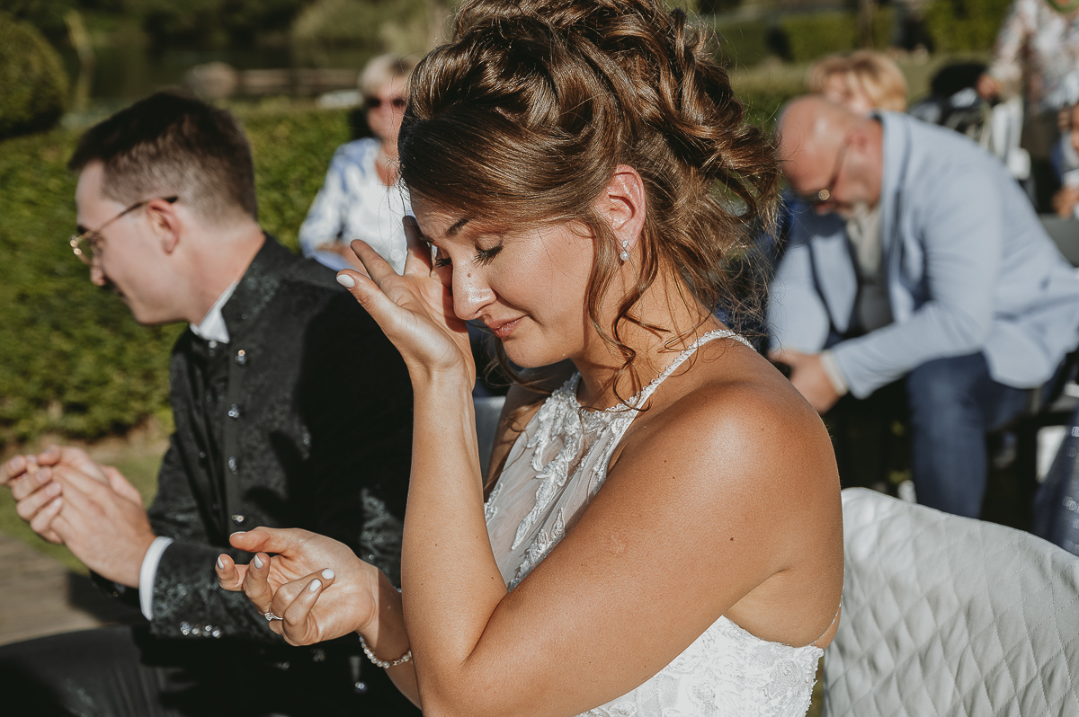 Matrimonio Lago di Candia. Cerimonia. Discorso del nonno, sposa commossa.