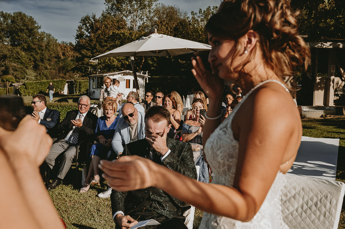 Matrimonio Lago di Candia. Cerimonia. Sposo molto commosso.