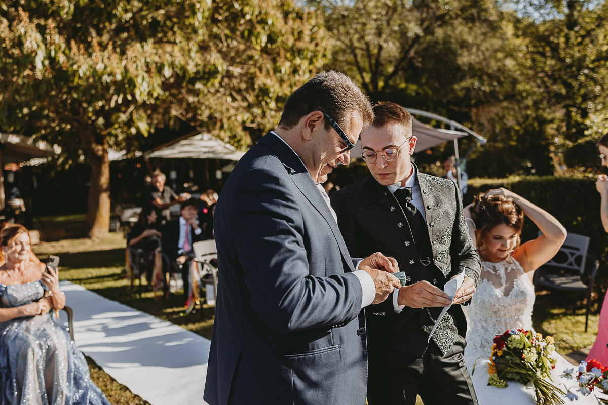 Matrimonio Lago di Candia. Cerimonia. Il padre porge allo sposo un fazzoletto.