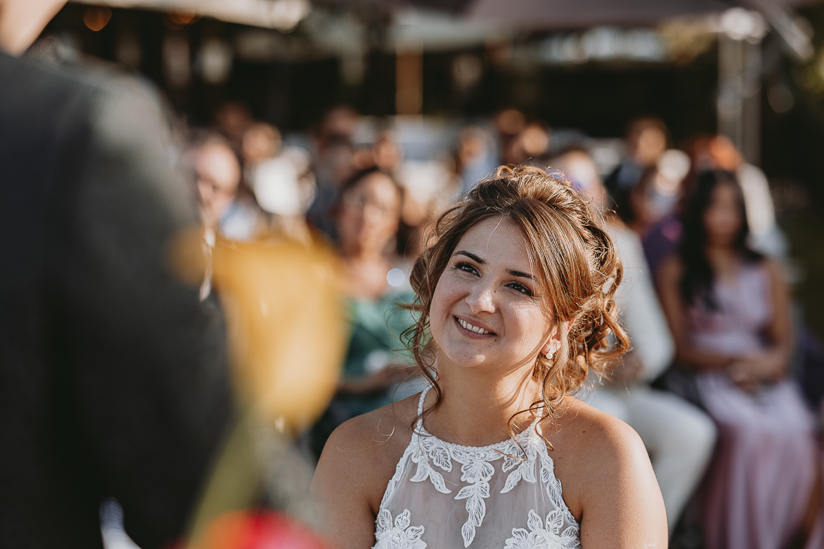 Matrimonio Lago di Candia. Cerimonia. Sposa guarda lo sposo con amore.