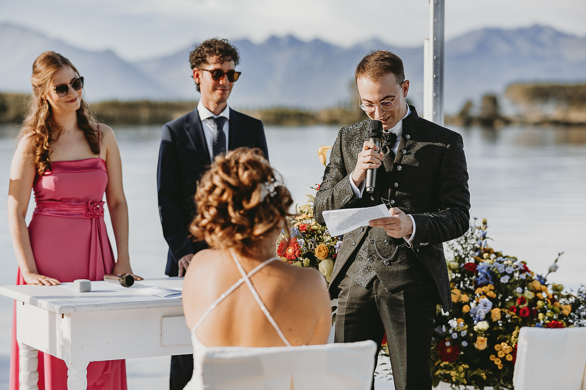 Matrimonio Lago di Candia. Cerimonia. Lo sposo legge le promesse.
