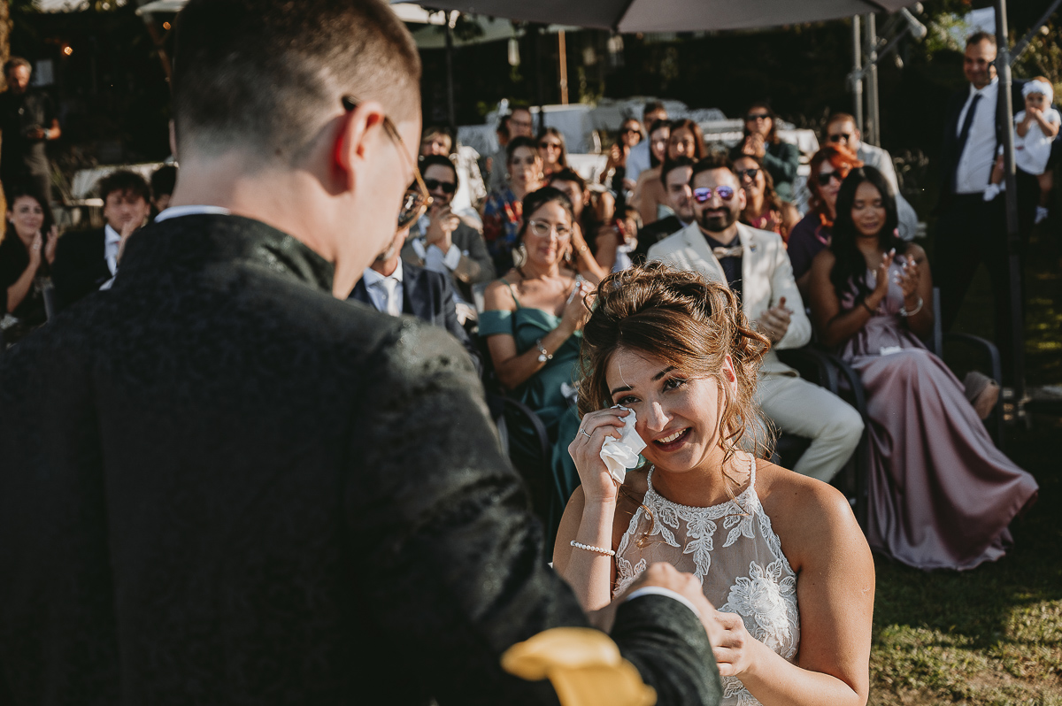 Matrimonio Lago di Candia. Cerimonia. Sposa commossa si asciuga le lacrime.