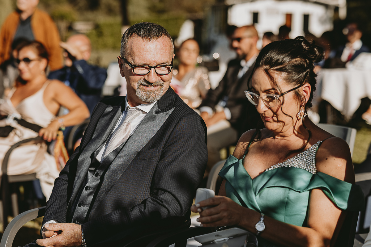 Matrimonio Lago di Candia. Cerimonia. Rito del calore. Genitori della sposa tengono in mano gli anelli.