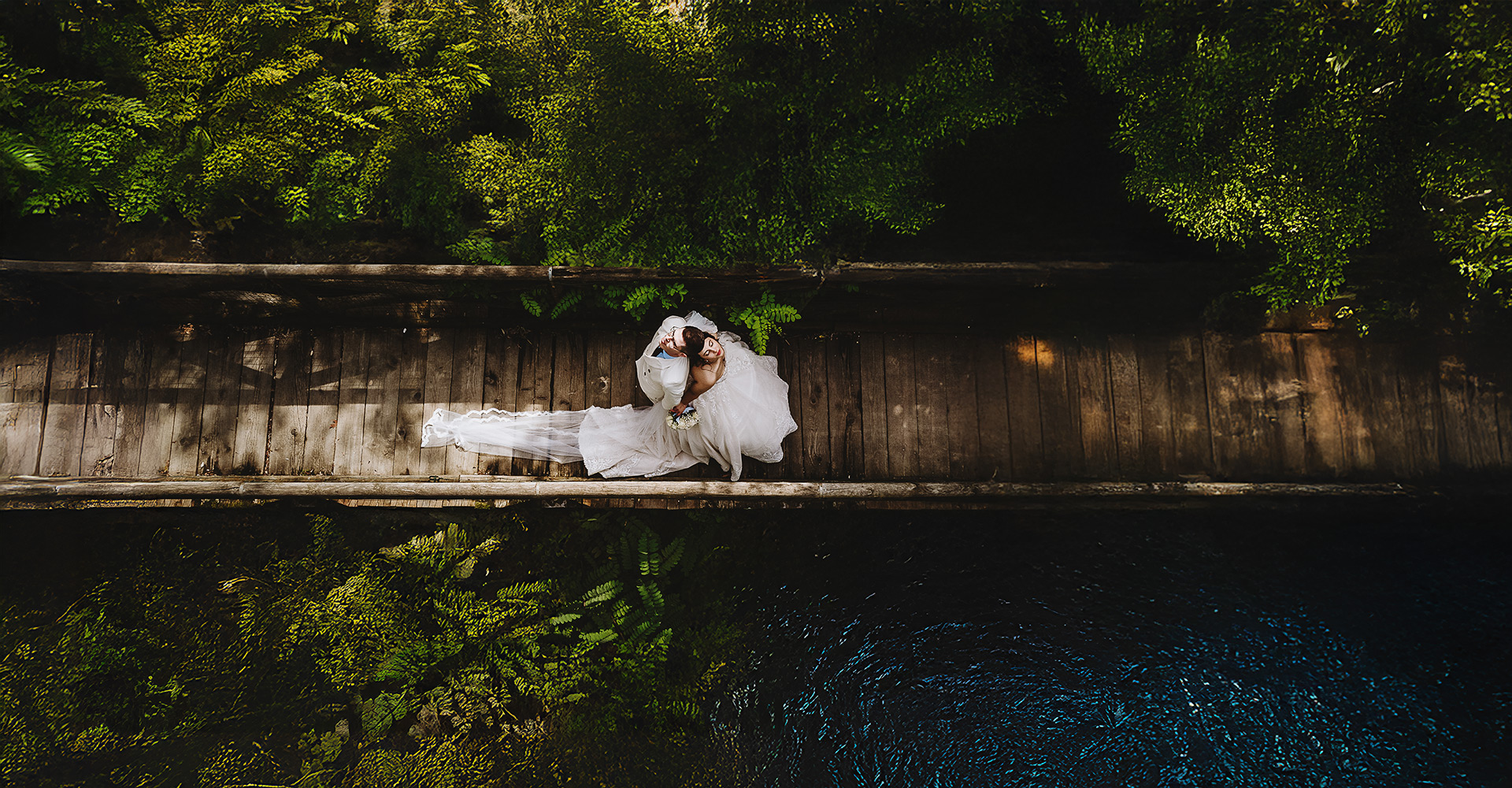 Fotografo matrimonio Chieri- Ritratto degli sposi sul ponte di legno del Parco del tessile. Foto dal drone