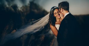 come scegliere il fotografo per il matrimonio. Coppia al tramonto nell?oasi naturale del Delta del Po