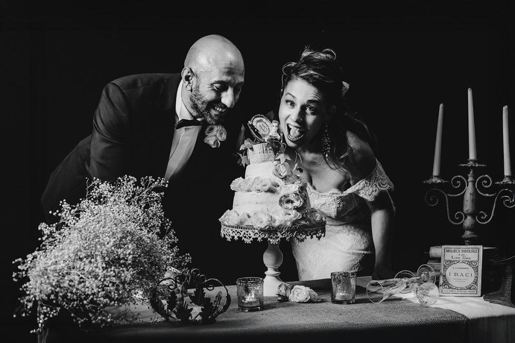 如何选择婚礼摄影师 | 切蛋糕环节拍摄指南 | 新人幸福瞬间 | 新娘俏皮咬蛋糕抓拍 | 黑白经典风格    