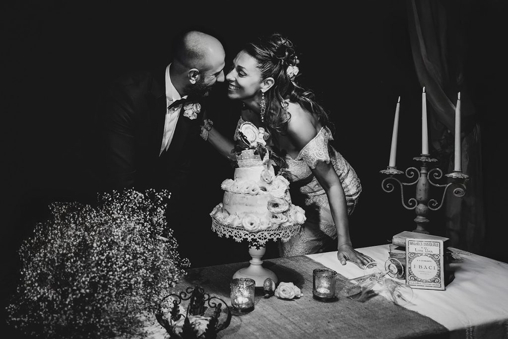 如何选择婚礼摄影师 | 切蛋糕经典瞬间 | 新人深情对视 | 黑白永恒质感   