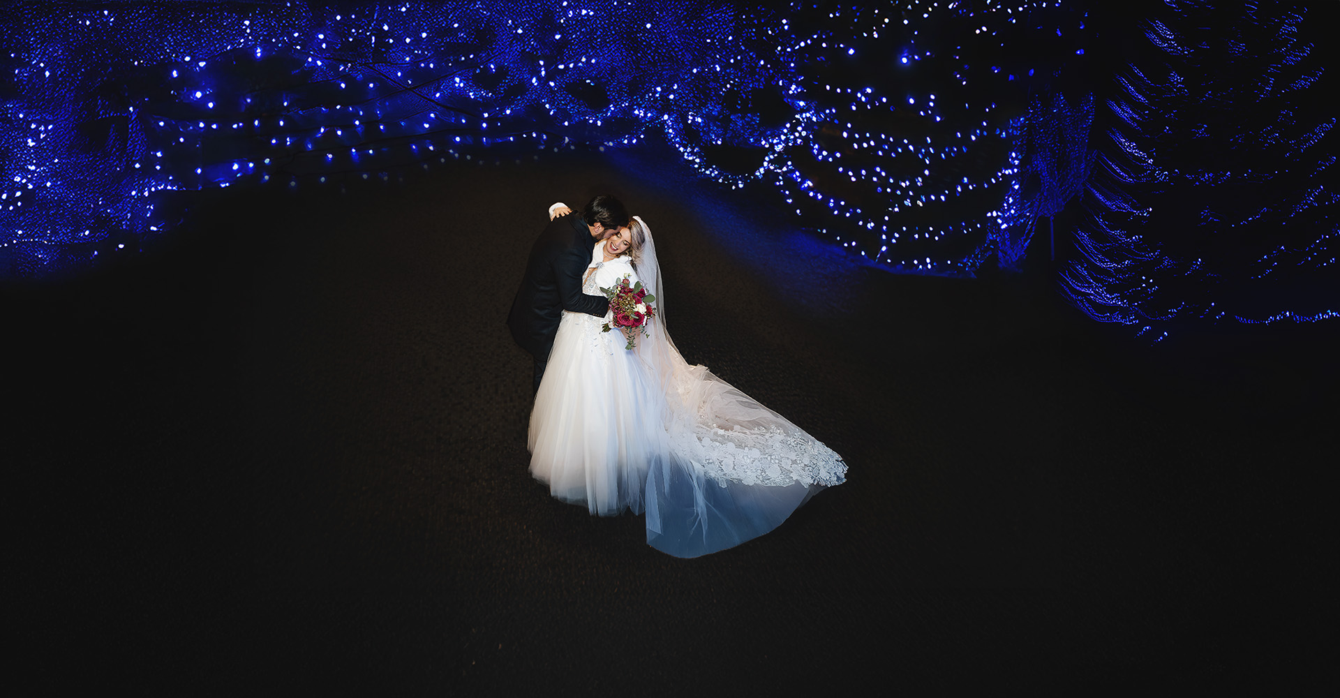 Matrimonio Invernale al castello dei solaro di Villanova solaro (CN) di shary e Claudio. Atmosfera natalizia con le luci di Natale blu mentre gli sposi fanno un casquet