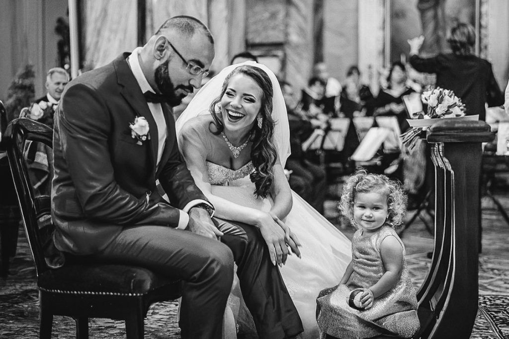 如何选择婚礼摄影师 · 都灵教堂婚礼 · 新娘幸福微笑 · 孩童专注目光   