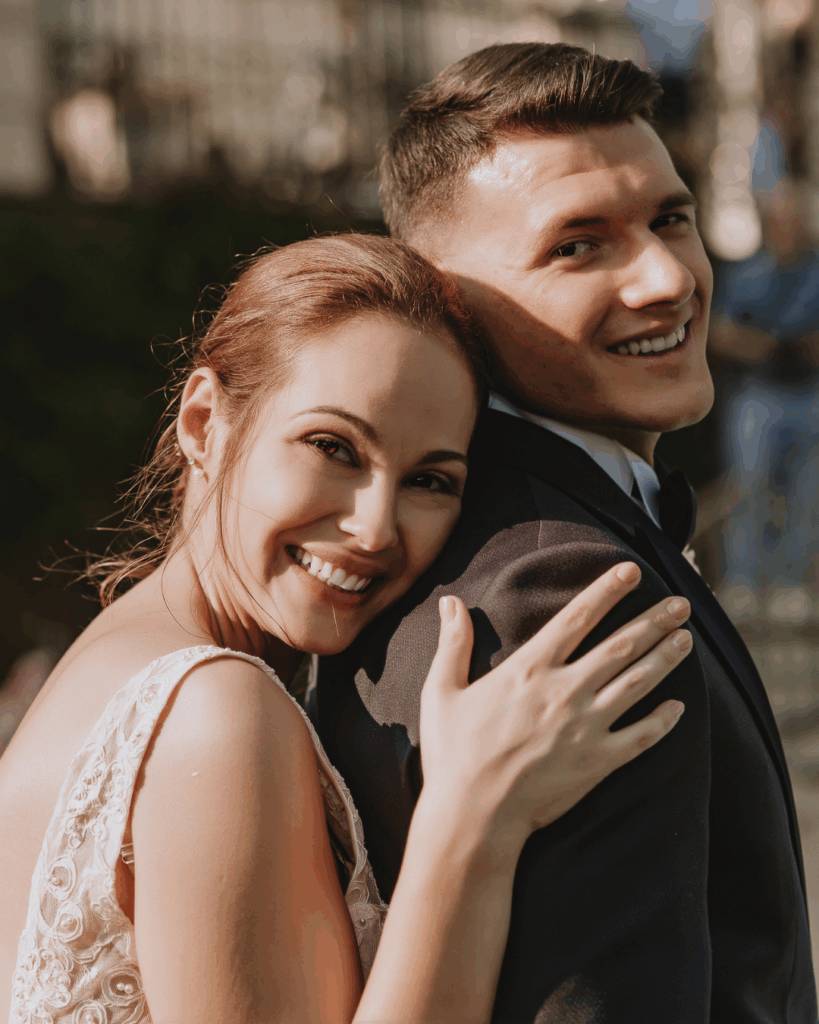 都灵婚礼摄影师 – 宴会中微笑的新郎新娘