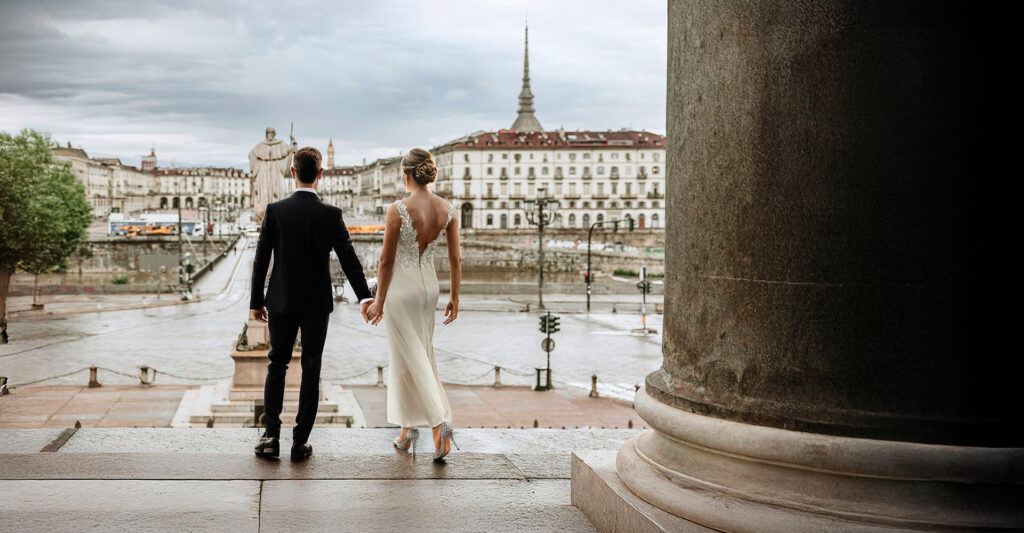 都灵婚礼摄影师 – 新人黄昏时分在城市前的合影