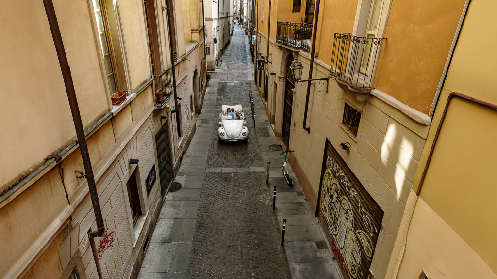 都灵婚礼摄影师 – 航拍新娘乘坐白色复古甲壳虫到达市中心教堂