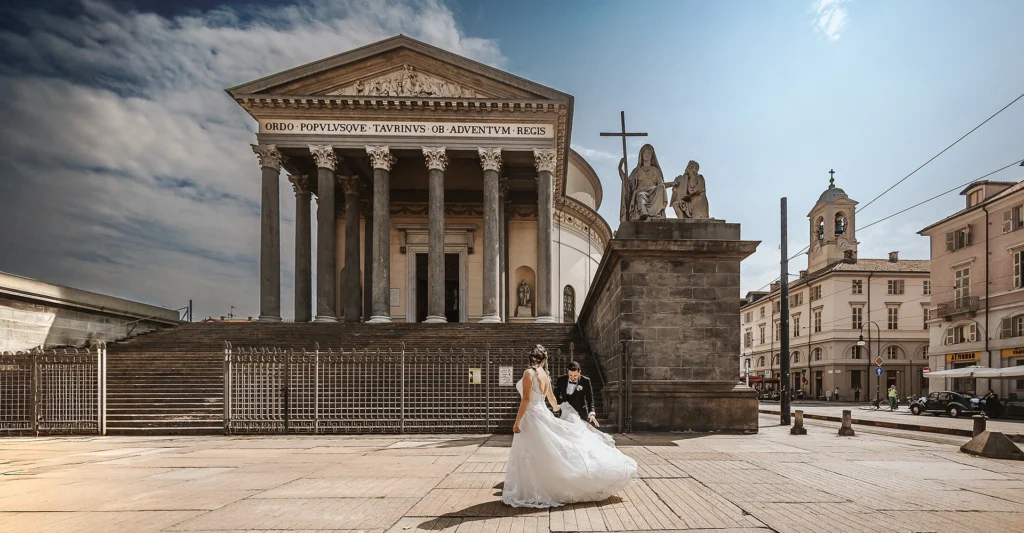 Fotografo matrimonio Torino. Sposi davanti alla chiesa della Gran Madre