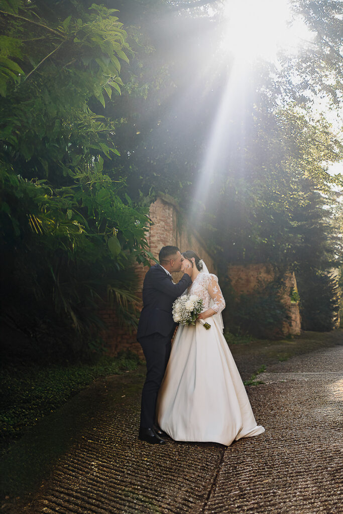 都灵婚礼摄影师 – 黄昏时的浪漫之吻