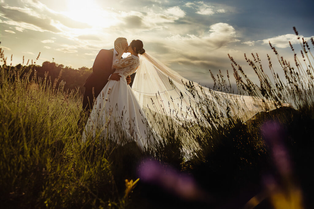 都灵婚礼摄影师 – 新人在薰衣草田里的黄昏合影