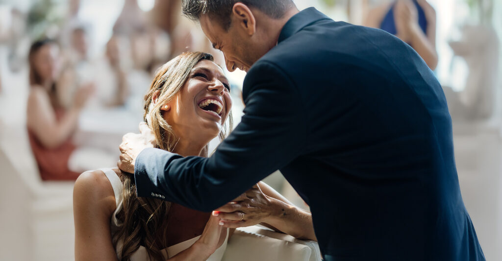 都灵婚礼摄影师 – 宴会中新人微笑 – 自然的笑容