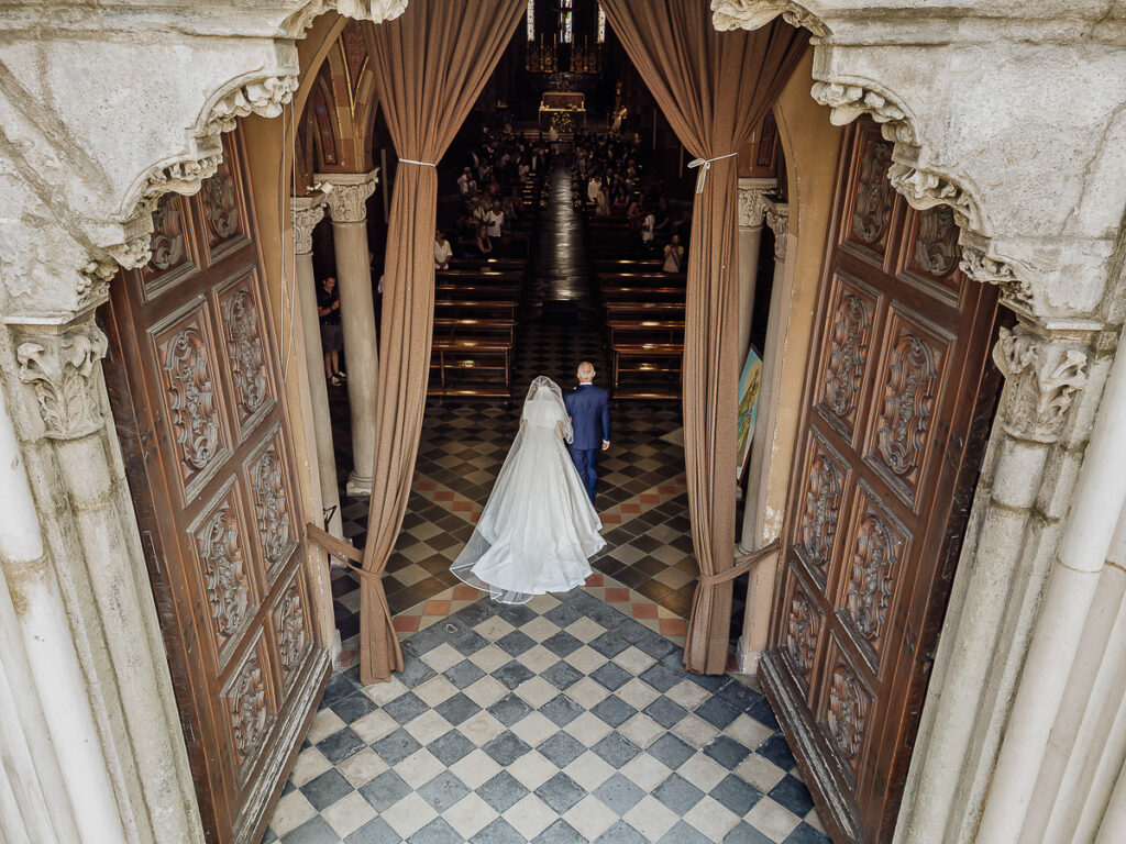 切里婚礼摄影师 – 航拍新娘走进切里大教堂的画面