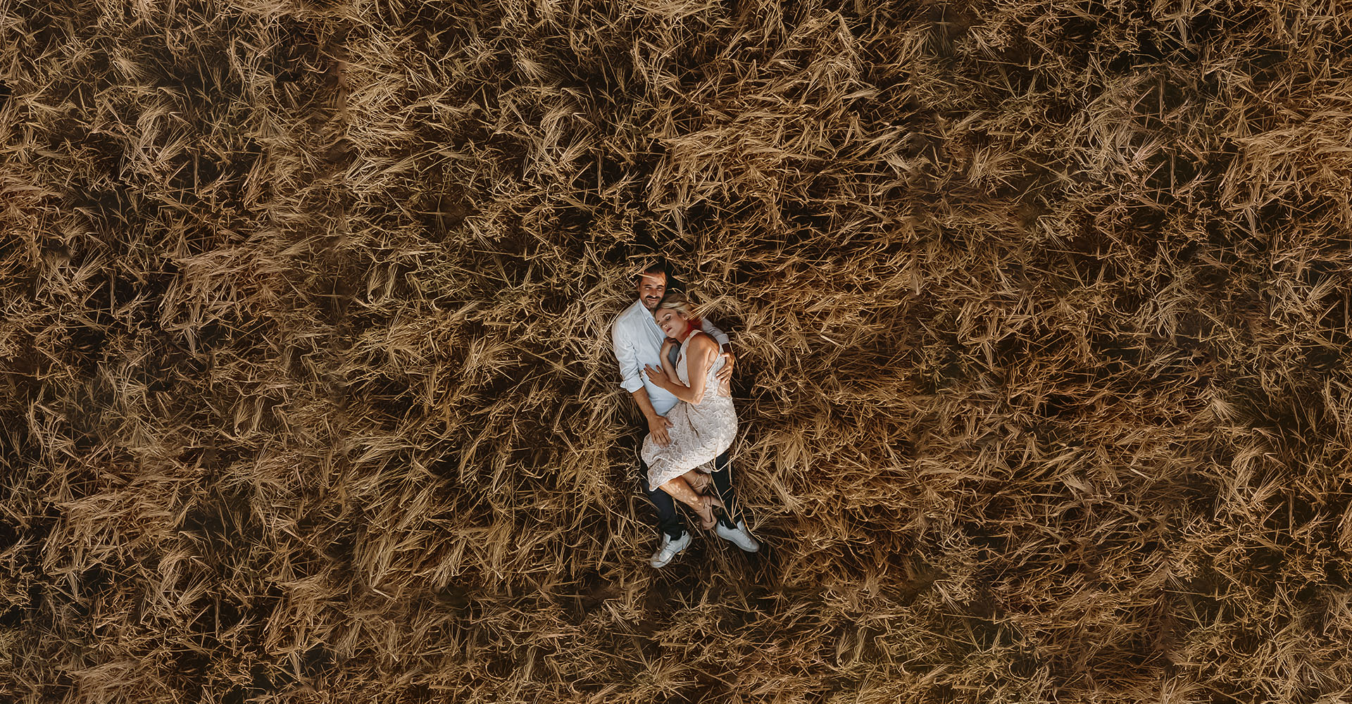 Engagement Monferrato – servizio fotografico romantico di Yasmine e Andrea a Mombello di Torino tra i campi di grano- foto aerea dal drone