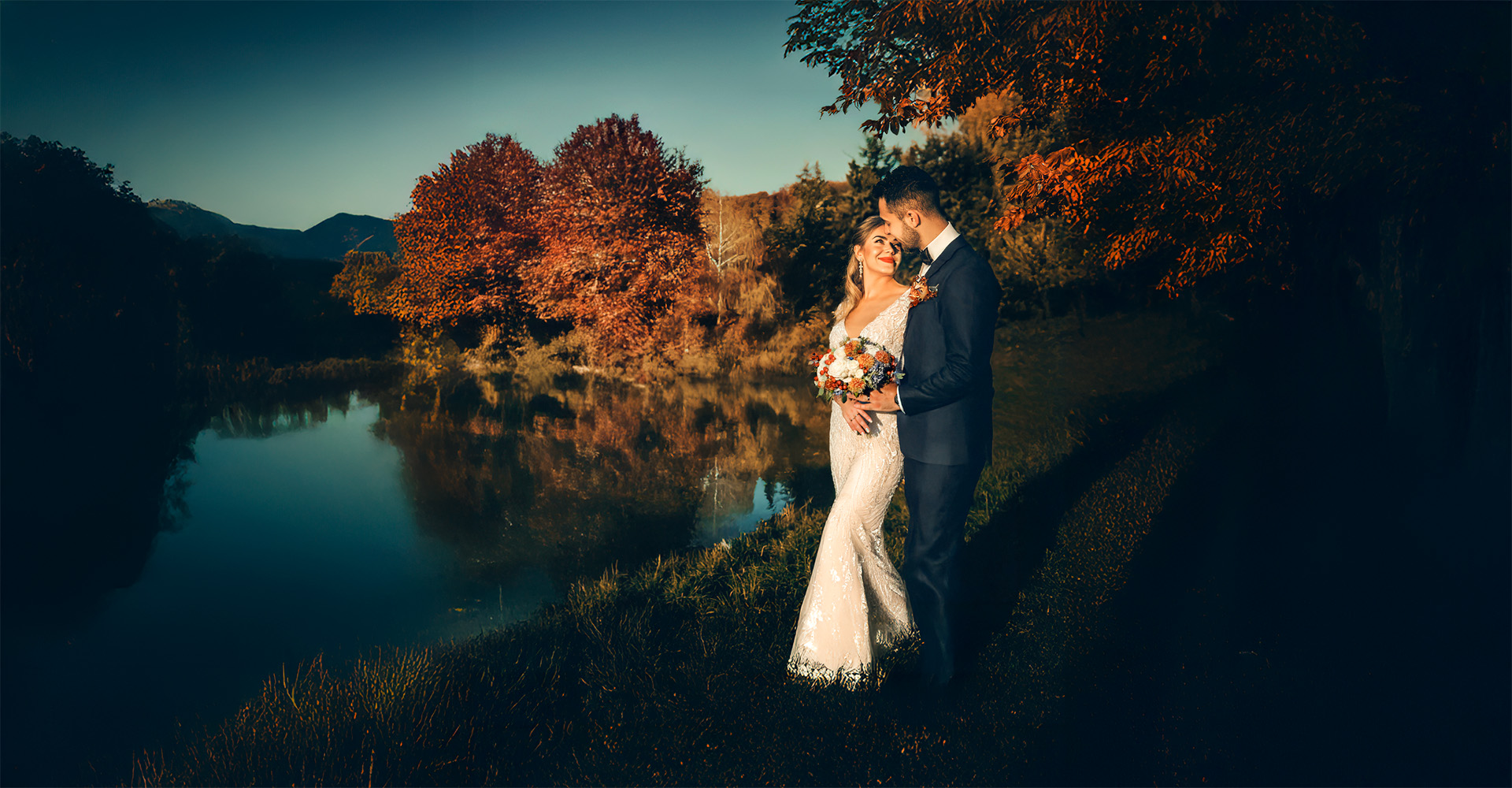 Scegliere il fotografo di matrimonio - sposi abbracciati al tramonto durante un servizio fotografico romantico in autunno"
