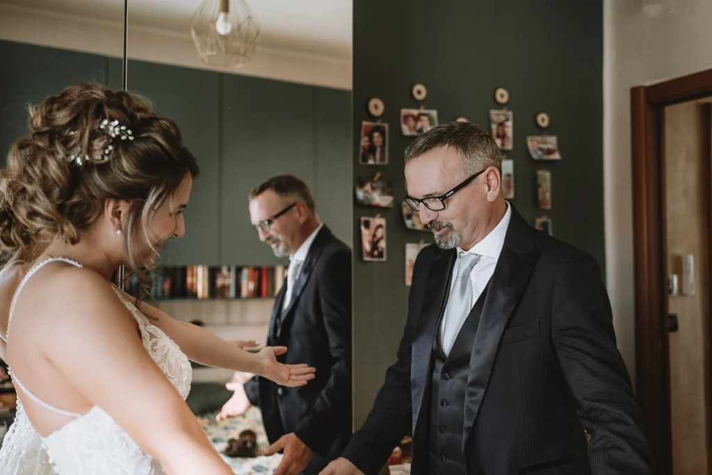 婚礼纪实摄影 – 新娘在仪式前激动地迎接父亲