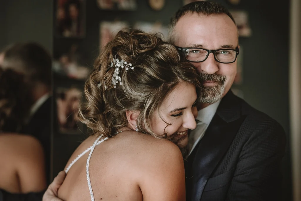 纪实风格的婚礼摄影师 – 新娘与父亲在婚礼当天感动相拥