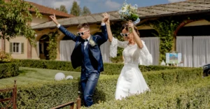 Reportage di matrimonio alla Tenuta La Michelina – sposi festosi e autentici che corrono con gli occhiali da sole