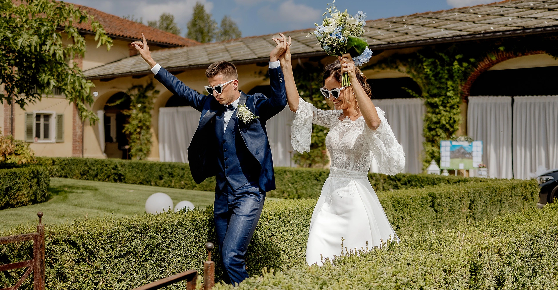 Reportage di matrimonio alla Tenuta La Michelina – sposi festosi e autentici che corrono con gli occhiali da sole