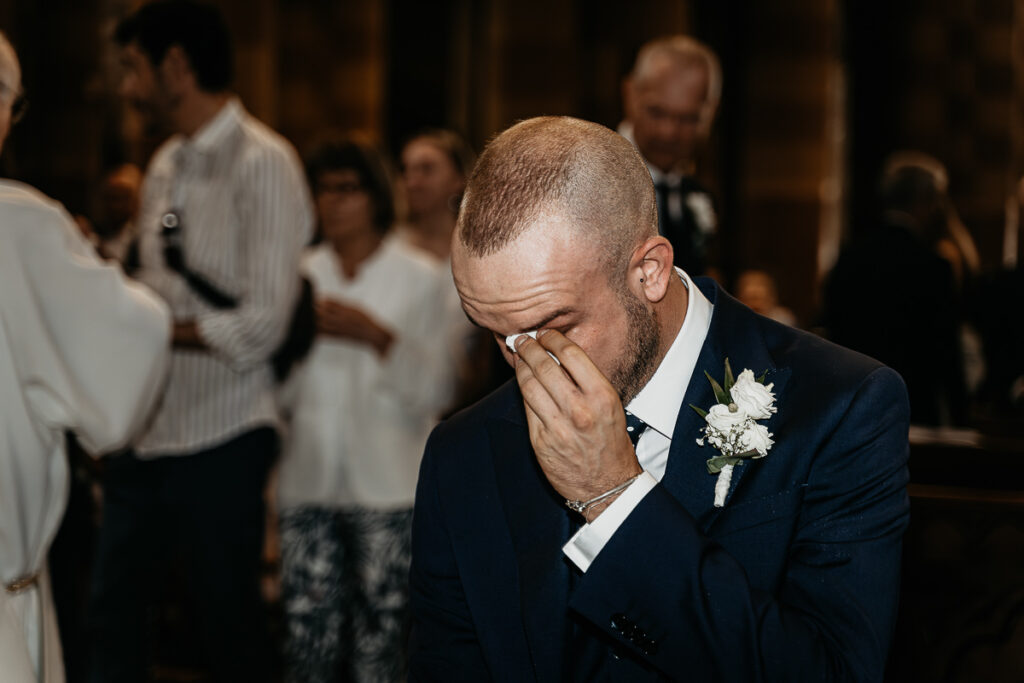 纪实风格的婚礼 – 新娘的哥哥在婚礼上落泪