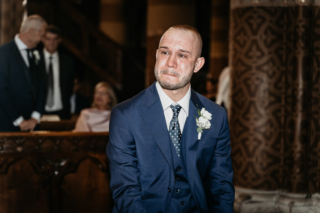 婚礼纪实摄影 – 新娘的哥哥在婚礼上落泪