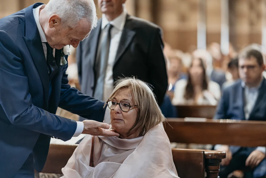 真实的婚礼摄影师 – 丈夫在教堂里安慰感动落泪的妻子