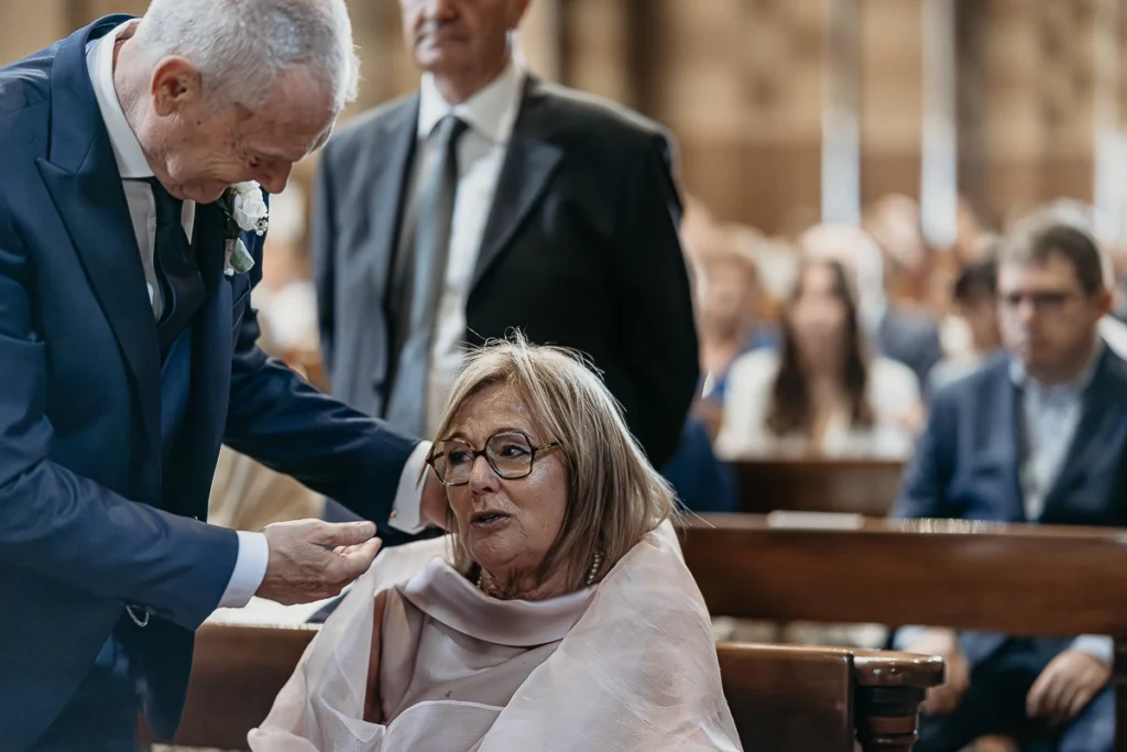 婚礼纪实摄影 – 新娘父母在仪式中彼此温柔扶持