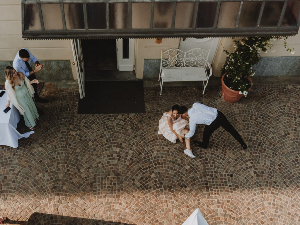 在 Ca’ Vittoria 的婚礼上，新人正在跳舞编排，被从高处拍下的画面中，他们一边跌倒一边大笑。