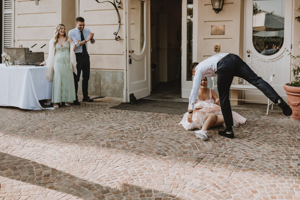 婚礼纪实摄影 – 新娘在舞蹈中因新郎失手而跌倒在地