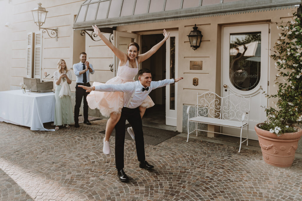 在 Ca’ Vittoria 的婚礼上，新人跳舞编排时的有趣瞬间——新郎把新娘高高举起。