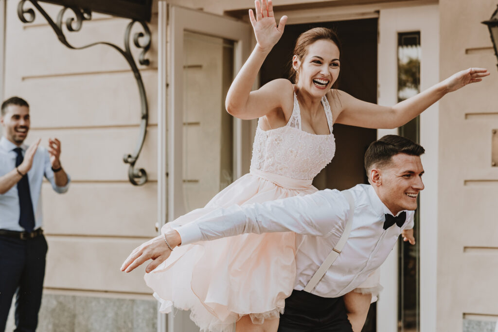 婚礼纪实摄影 – 新娘在跌倒后的“重生”，笑着坐在新郎的肩膀上 