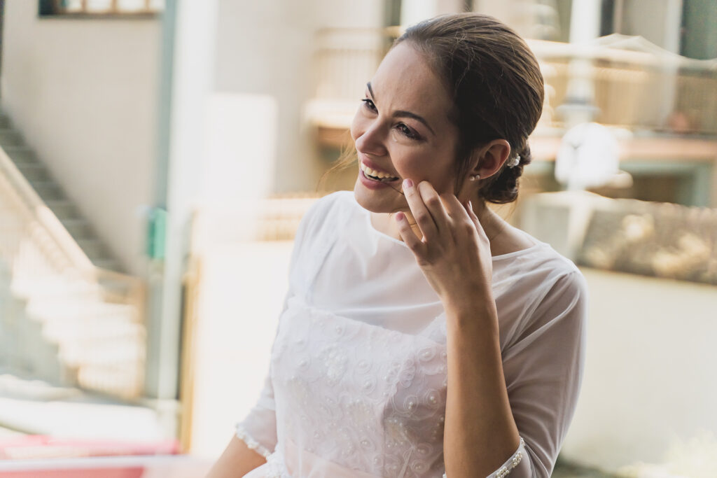 婚礼纪实摄影。新娘在踏入教堂前激动落泪 