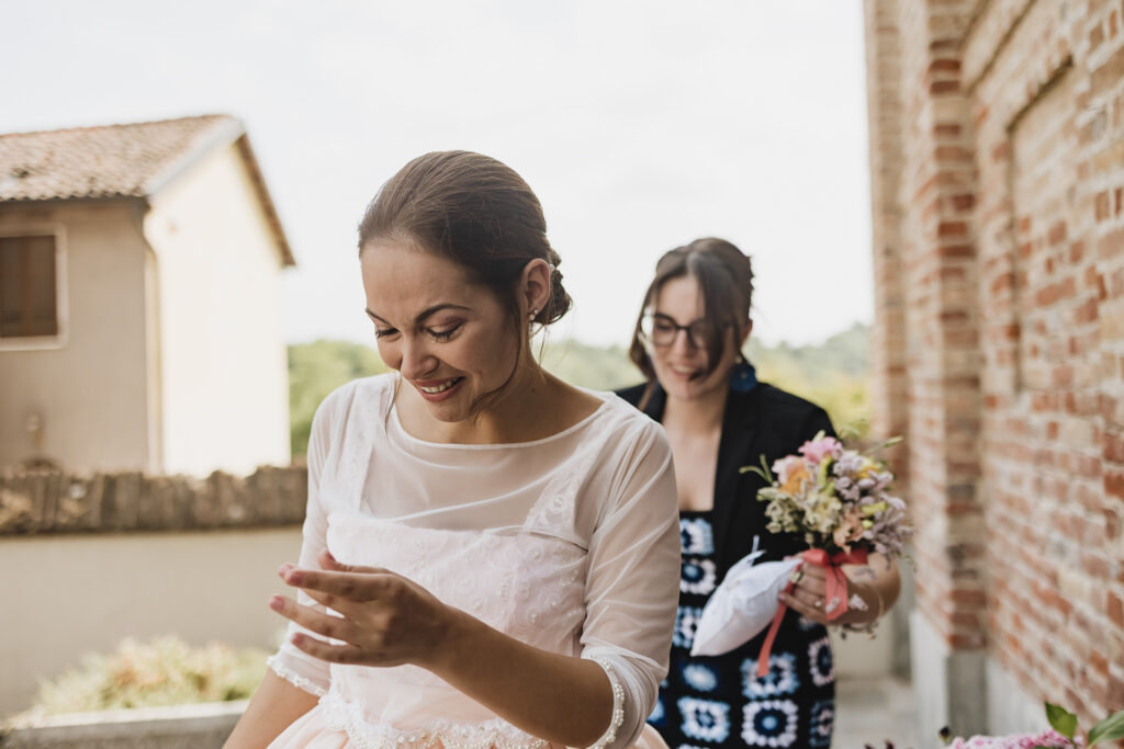 婚礼纪实摄影。新娘在踏入教堂前激动落泪