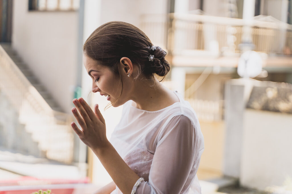 婚礼纪实摄影。新娘在踏入教堂前激动落泪 