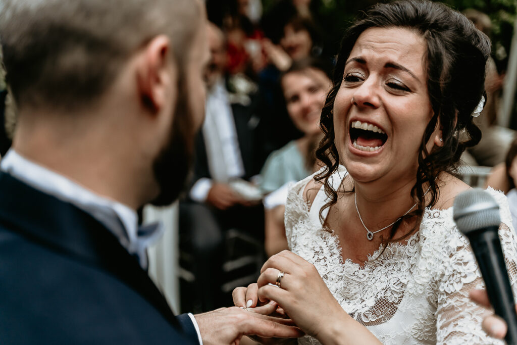 纪实风格的婚礼摄影 – 婚礼仪式上，新娘激动得几乎喊出声来