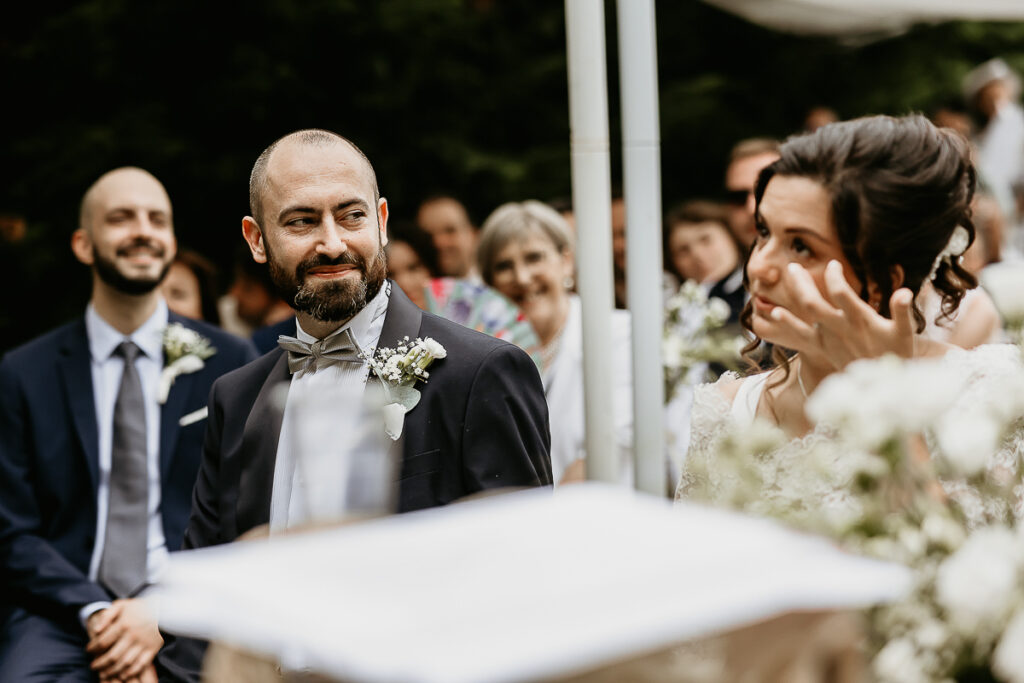 婚礼纪实摄影 – 激动落泪的新娘与注视着她的新郎