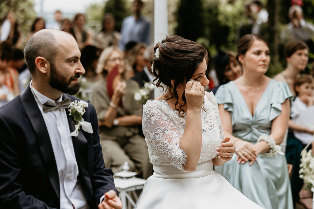 都灵婚礼摄影师 – 婚礼仪式上感动落泪的新娘与注视着她的新郎
