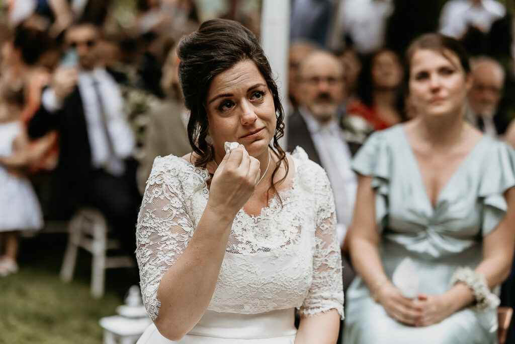 婚礼纪实摄影 – 新娘在婚礼仪式中落泪