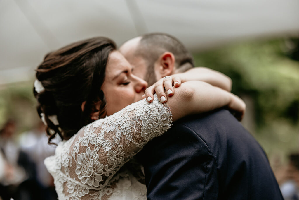 都灵婚礼摄影师。婚礼仪式 – 新人相拥 