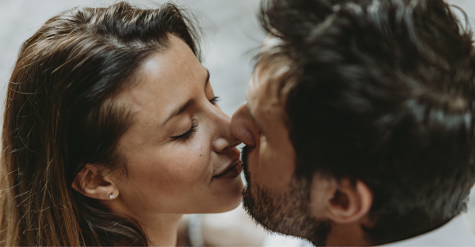 Fotografo matrimonio Chieri - prewedding nel centro di Chieri - bacio romantico