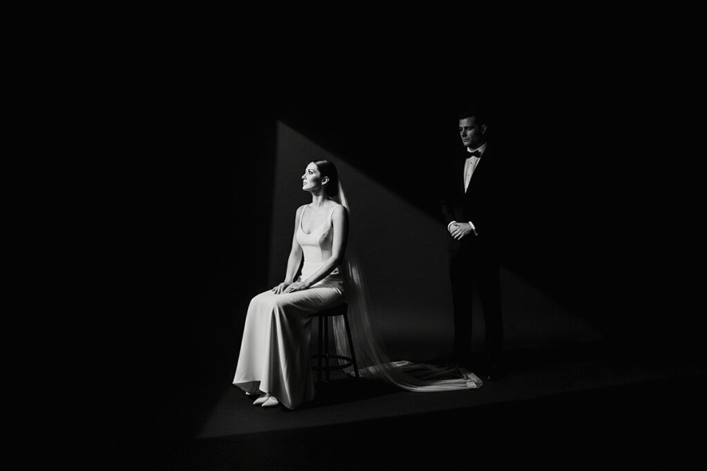 婚礼摄影趋势：一对新人的黑白肖像，带着近乎形而上的氛围 