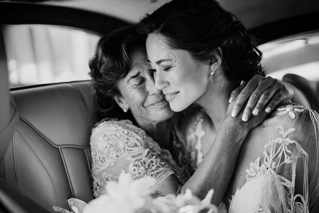 valore della fotografia di matrimonio, abbraccio intenso tra sposa e madre poco prima della cerimonia, colto in un momento autentico e commovente