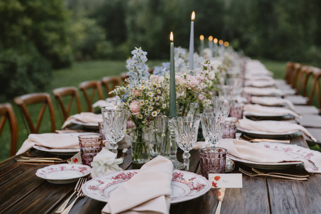 Matrimonio alla Cedrina, allestimento del ricevimento nel giardino della villa con dettagli curati prima della cena