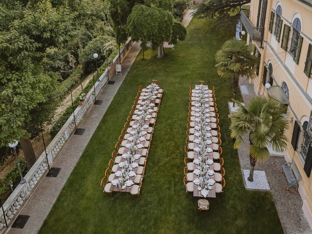 Vista dall’alto del ricevimento di matrimonio alla Cedrina con tavoli imperiali nel parco della villa