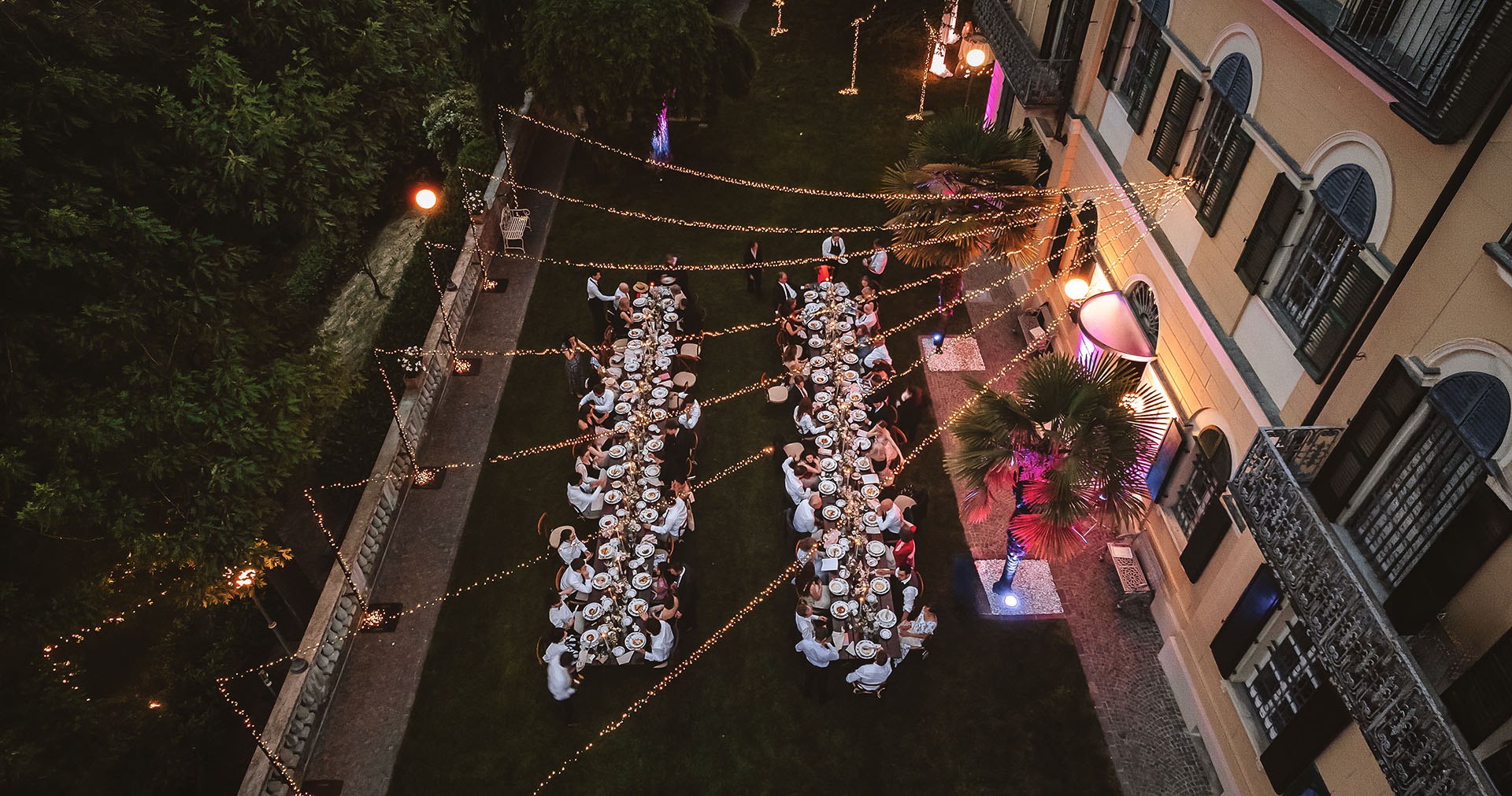 Matrimonio alla Cedrina - tavoli imperiali in giardino illuminate da luci sospese, vista dal drone