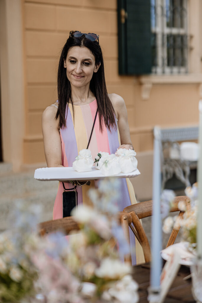 La wedding planner Serena Costantino guarda con orgoglio il magnifico allestimento di questo matrimonio luxury alla Cedrina